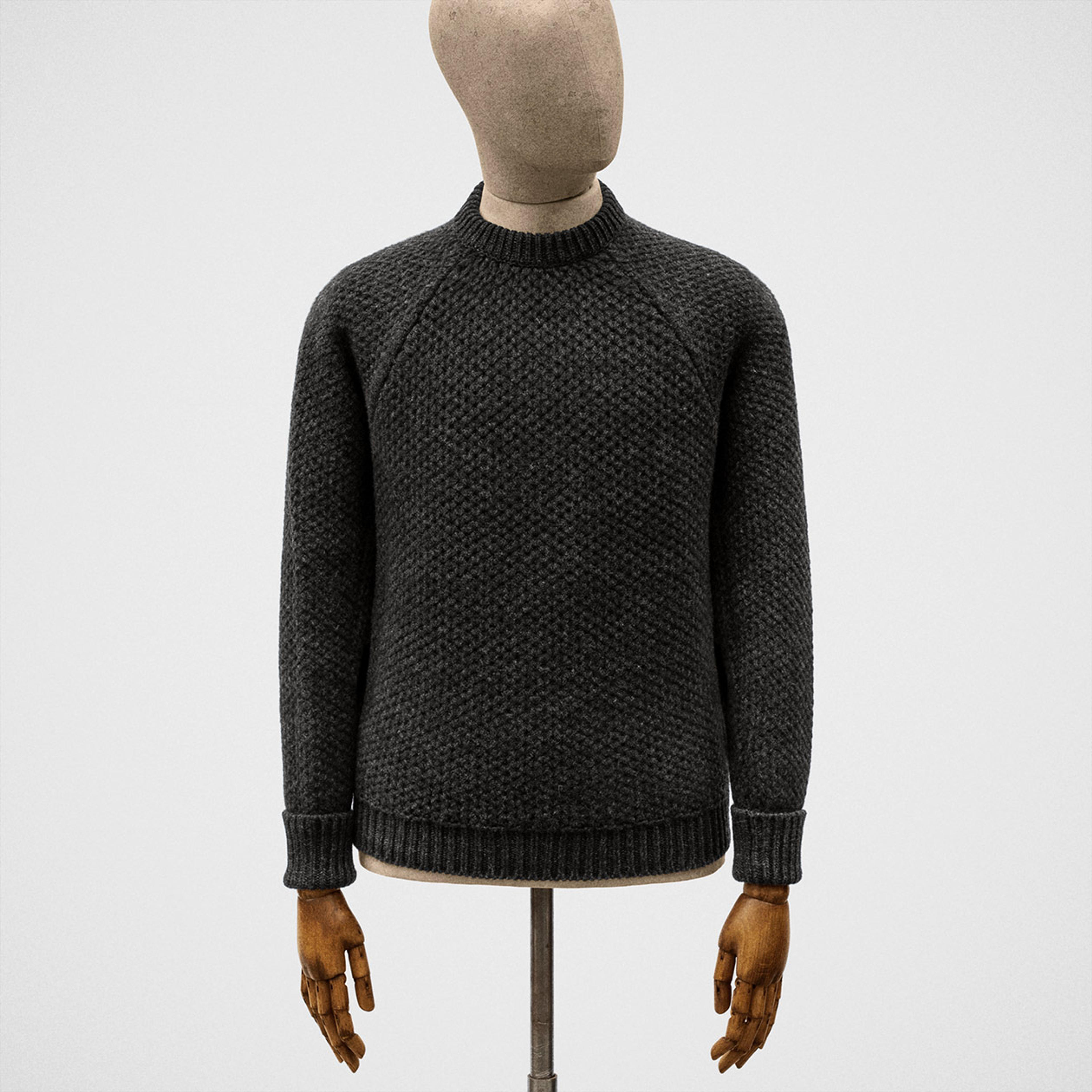 Crewneck in superfine lambswool in basalt grey — S.E.H Kelly