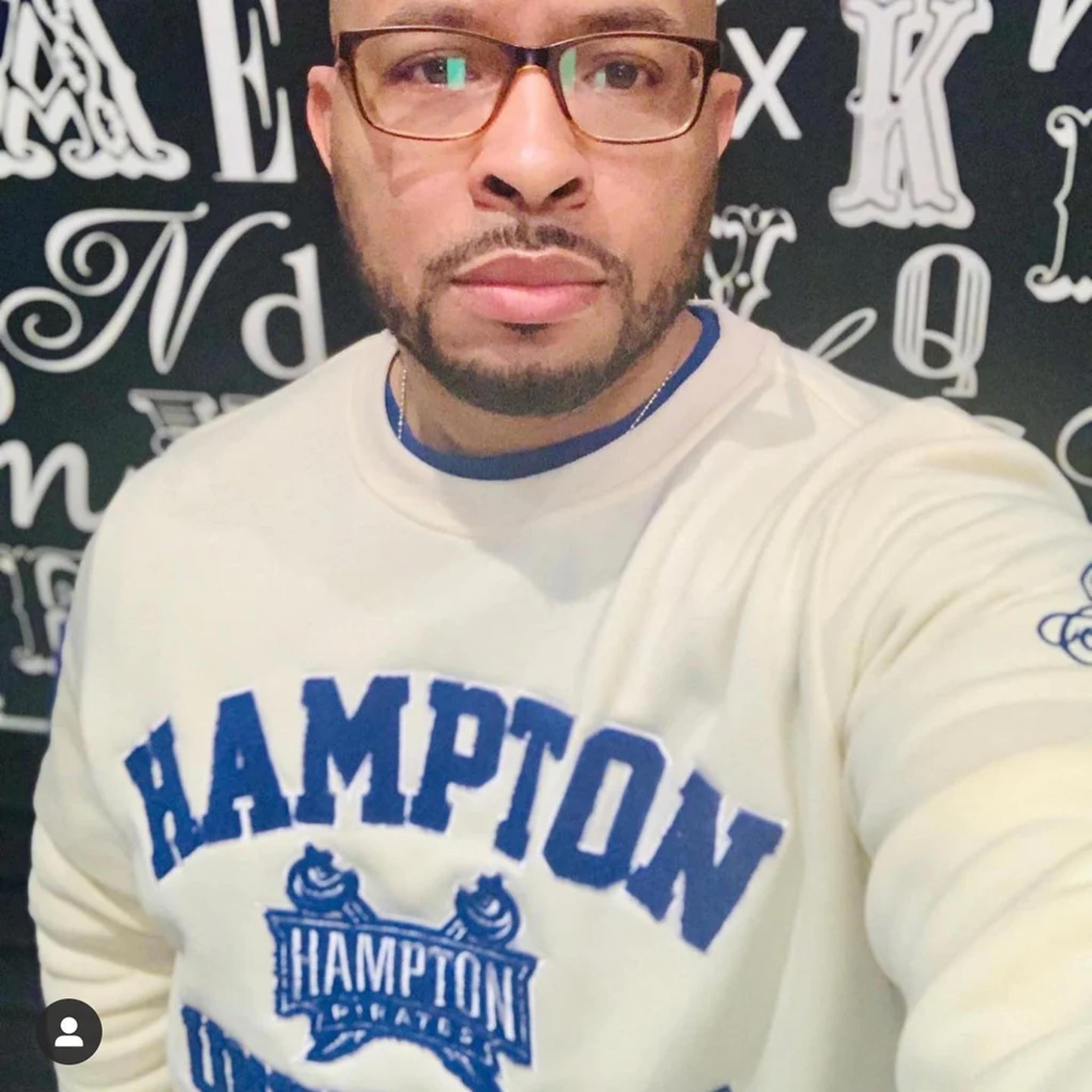 Hampton U | 2022 CREAM (Chenille) ARCH CREAM Unisex Sweatshirt