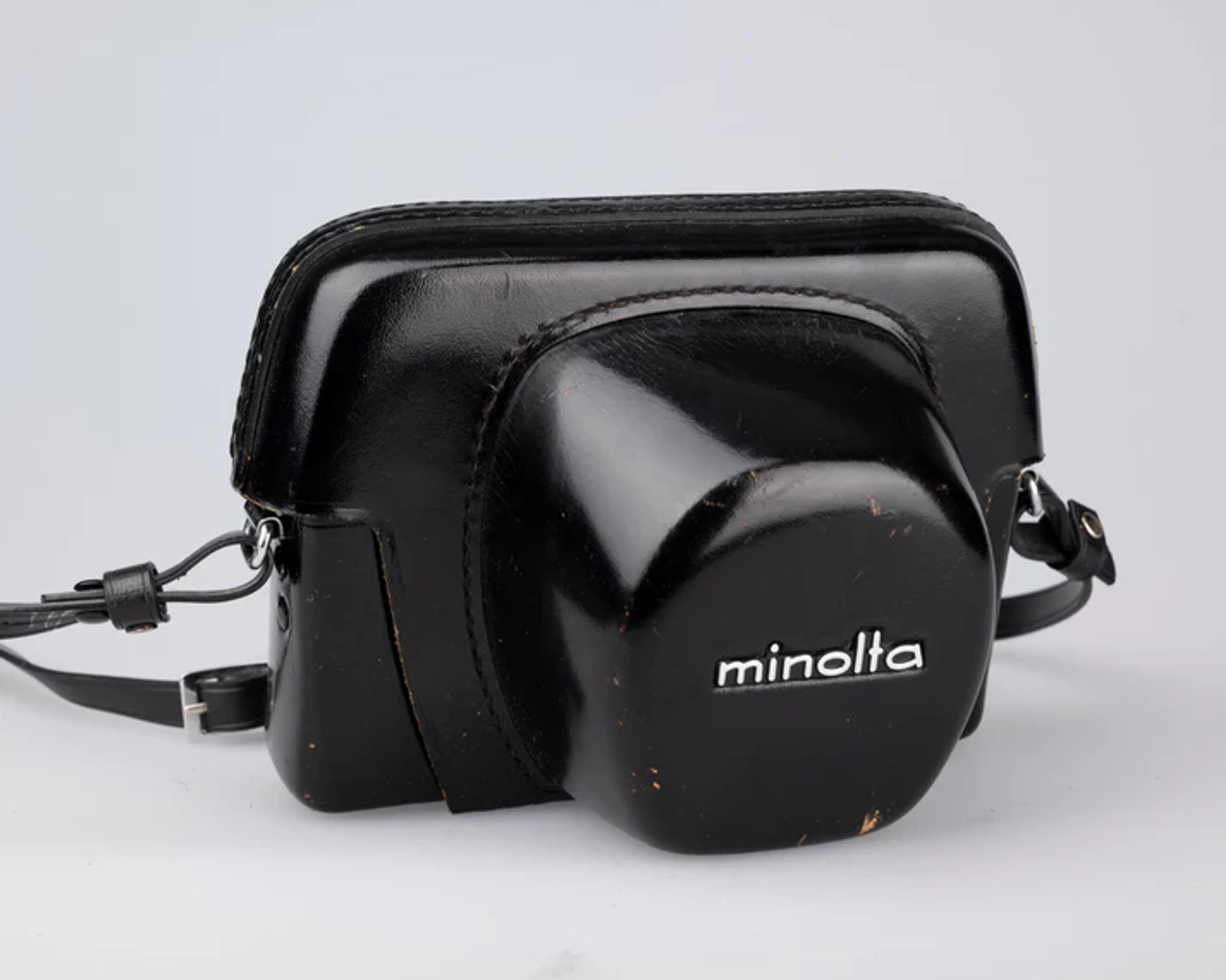 Minolta Hi-Matic 11 35mm rangefinder camera w/ 'ever-ready' case – New Wave Pool