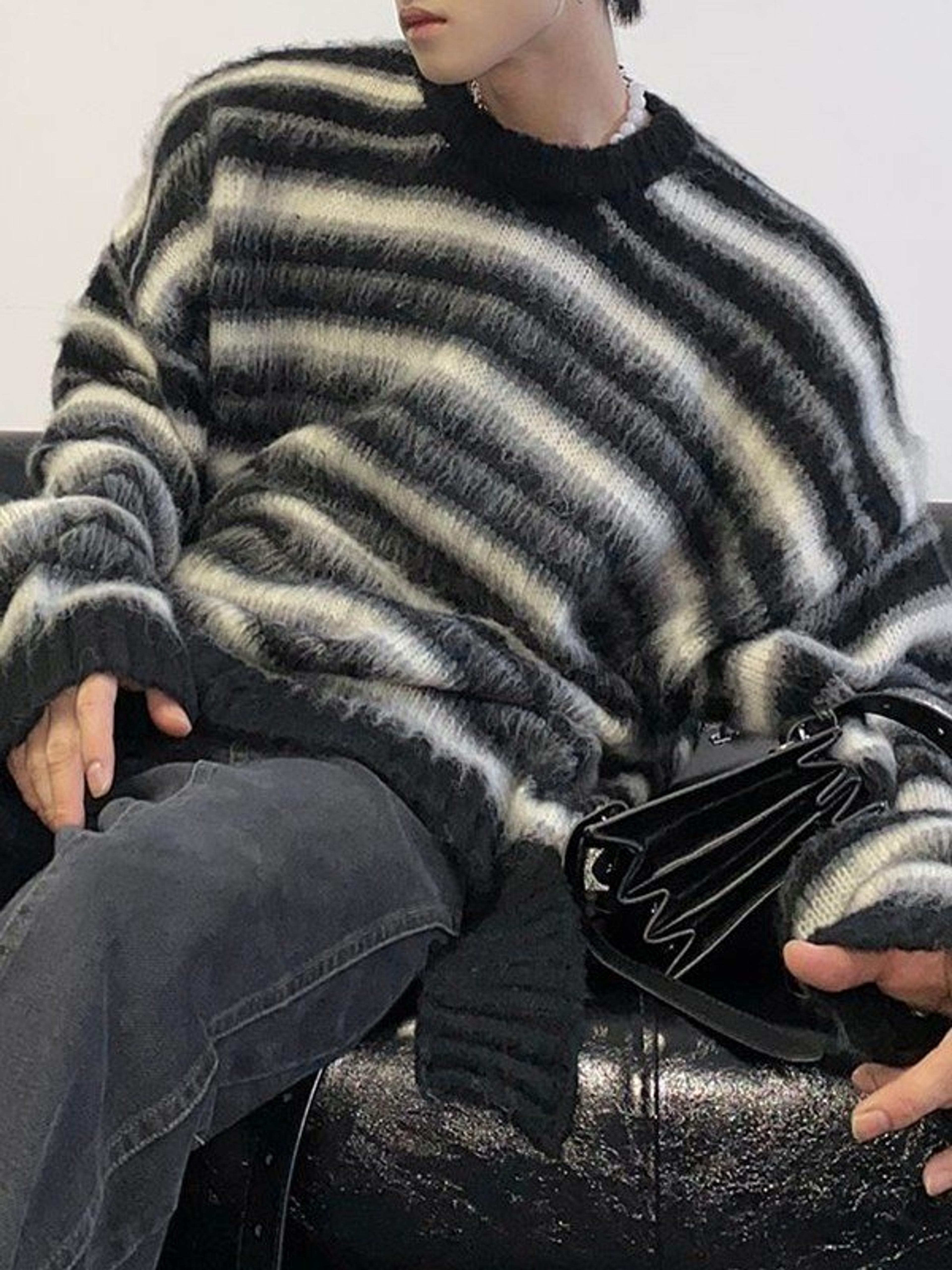 Emmiol Free shipping 2023 Men's Contrast Striped Fuzzy Knit Sweater Black M in Sweaters online store. | EMMIOL