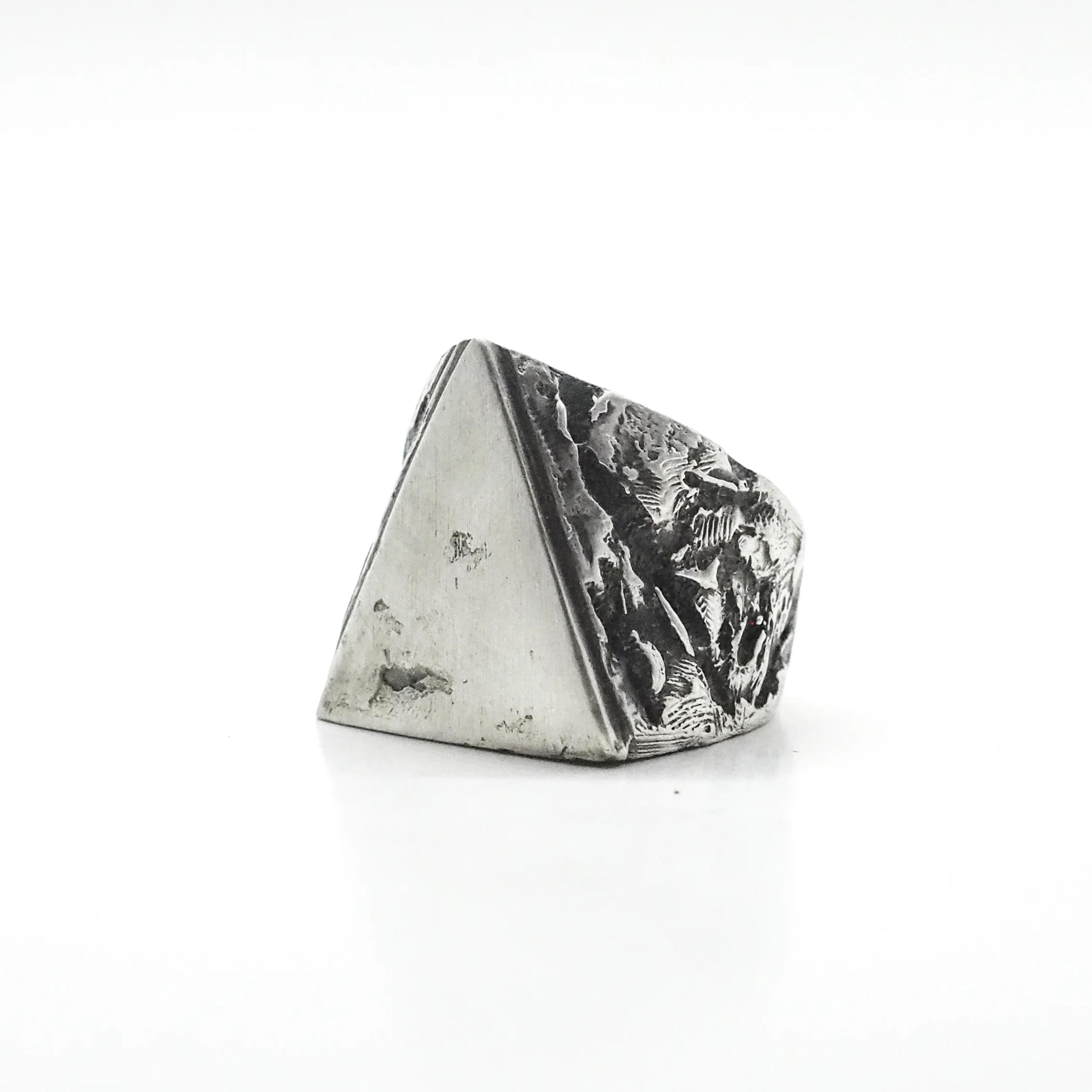 TRIANGLE SIGNET RING – OSS