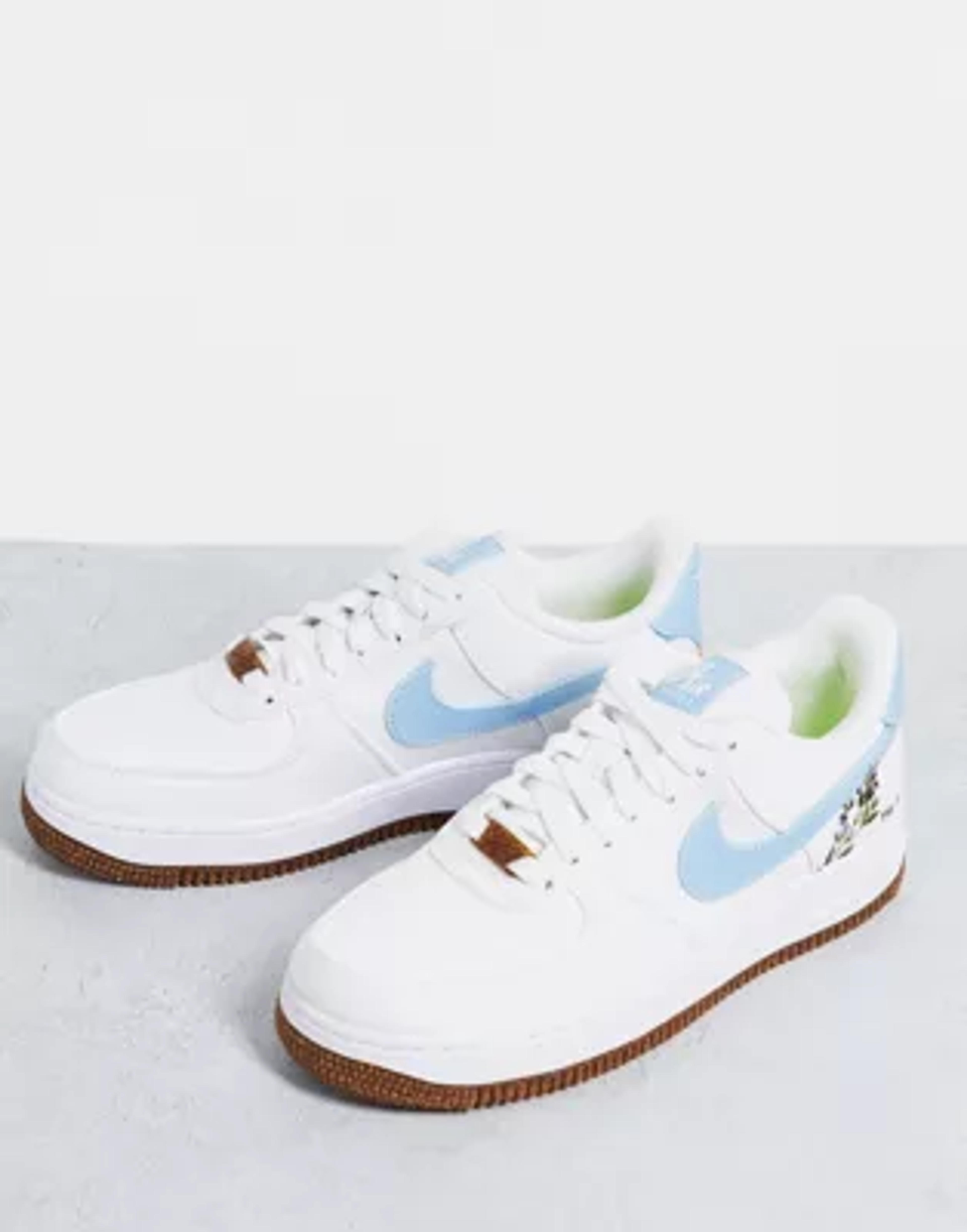 Nike Air Force 1 '07 SE sneakers in white/obsidian | ASOS