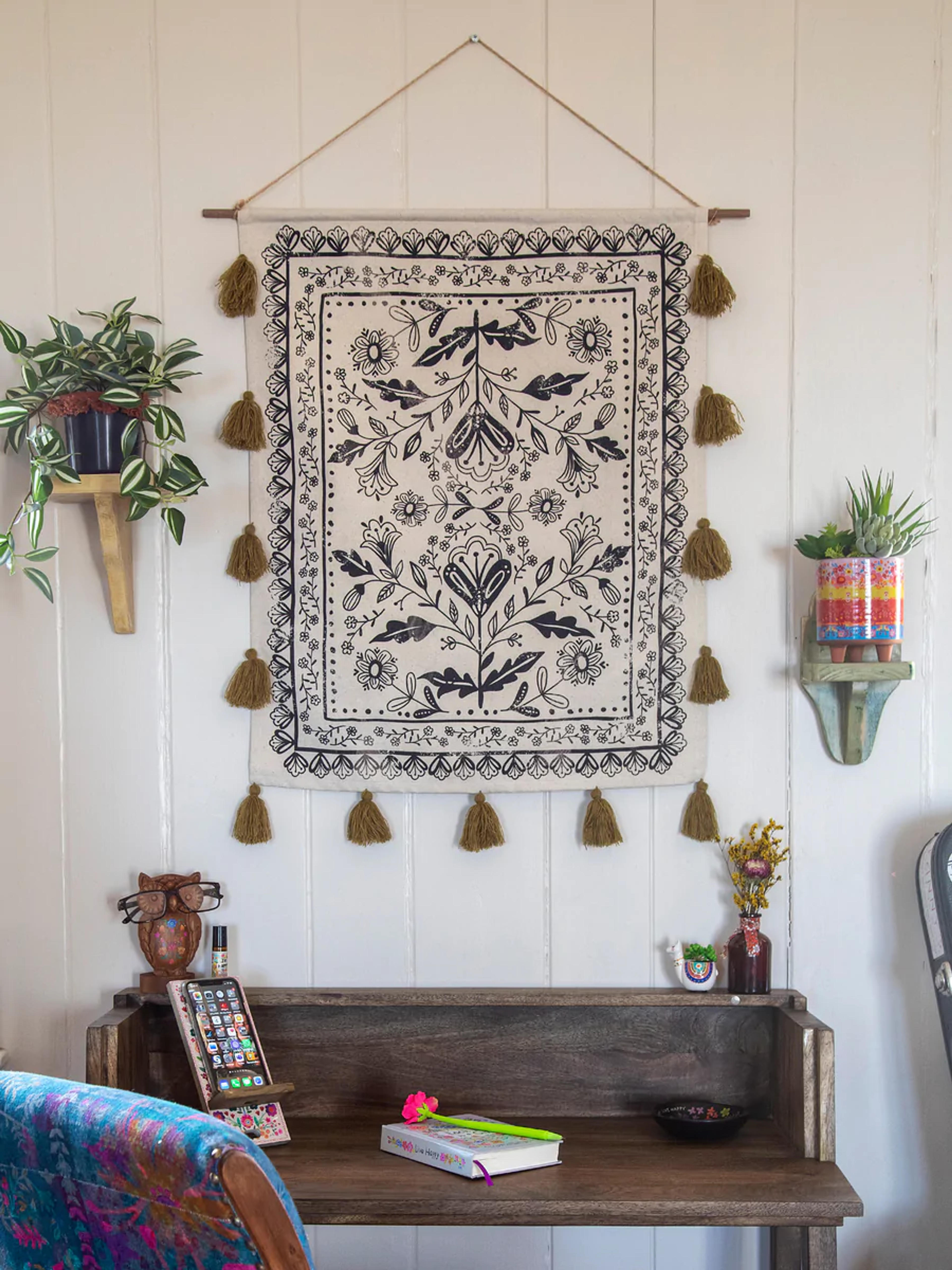 Black Tassel Tapestry – Natural Life