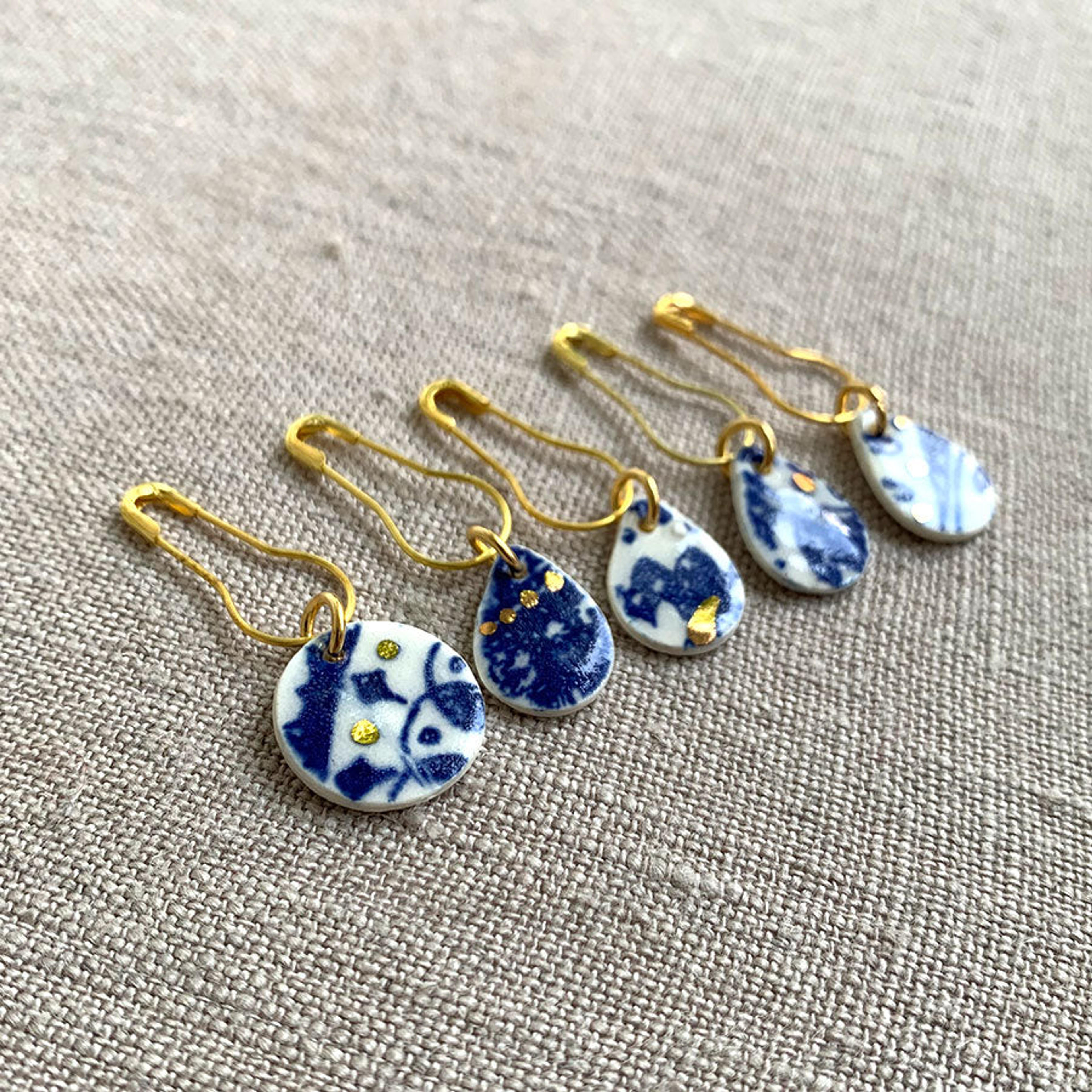 Hollybanks Lane Stitch Markers - Toile Teardrop