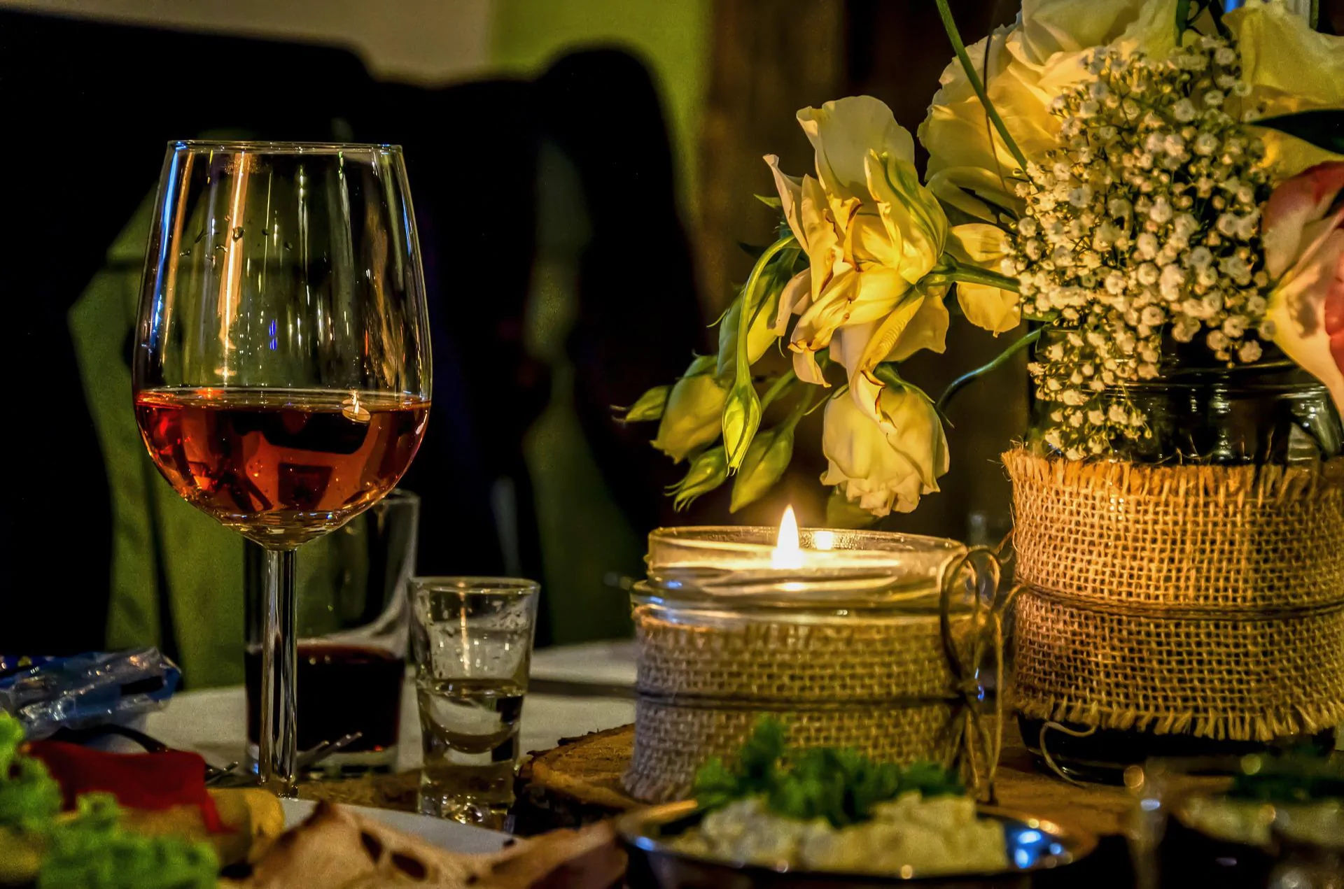 Mesa de Jantar de um casamento a noite Mesa de jantar de casamento com velas