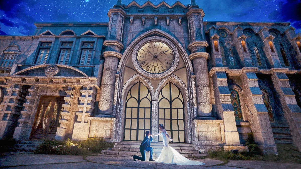 Casamento à noite Noivo pedindo a noiva em casamento durante a noite