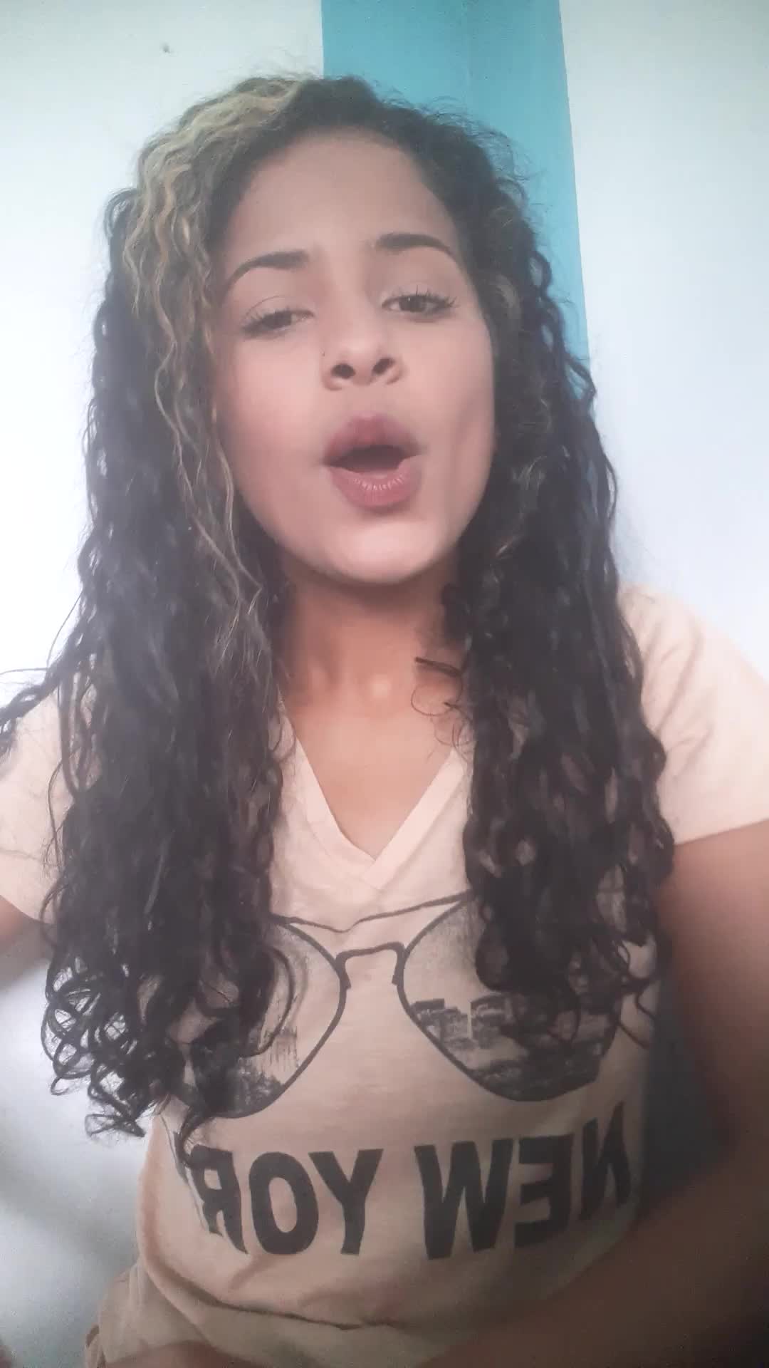 Mi nombre es Crisblanys Contreras, tengo 21años de edad y soy Venezolana