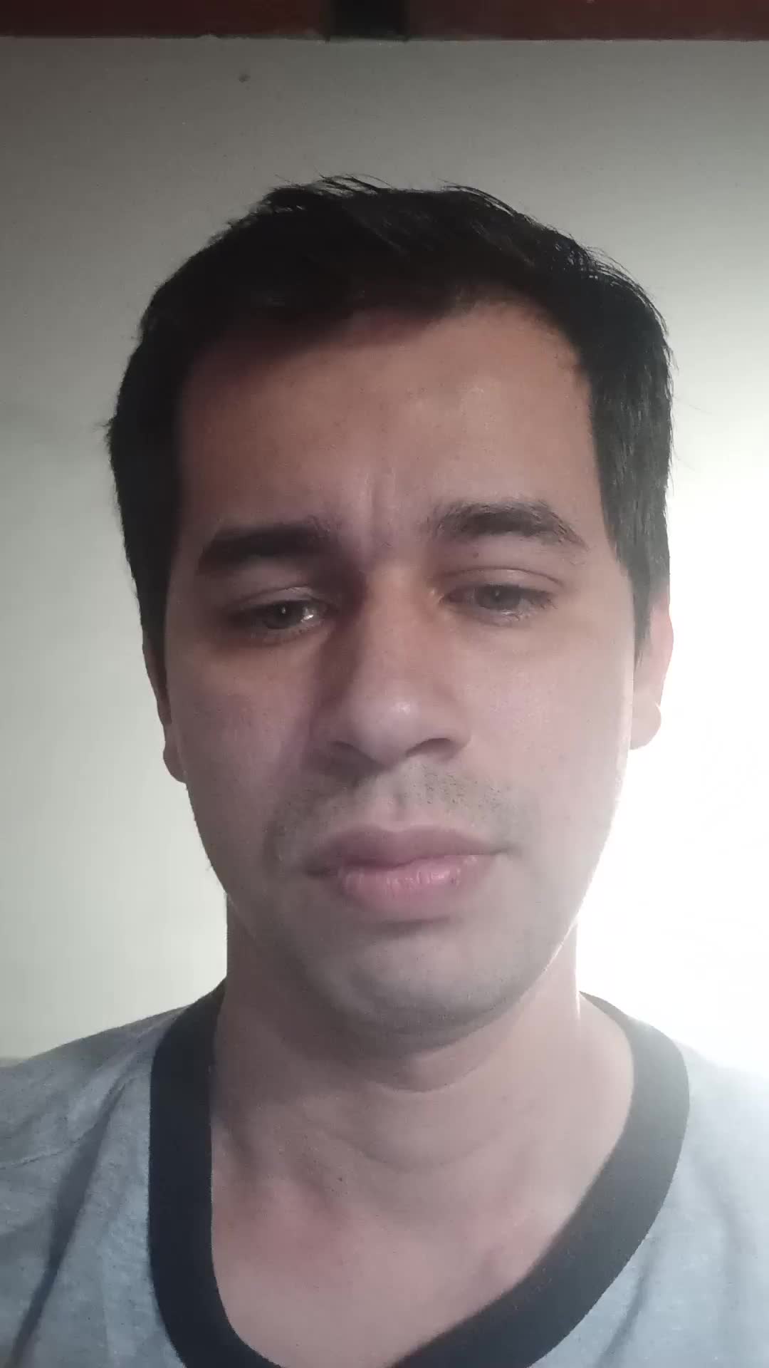 Mesero, dealer, vendedor. 
