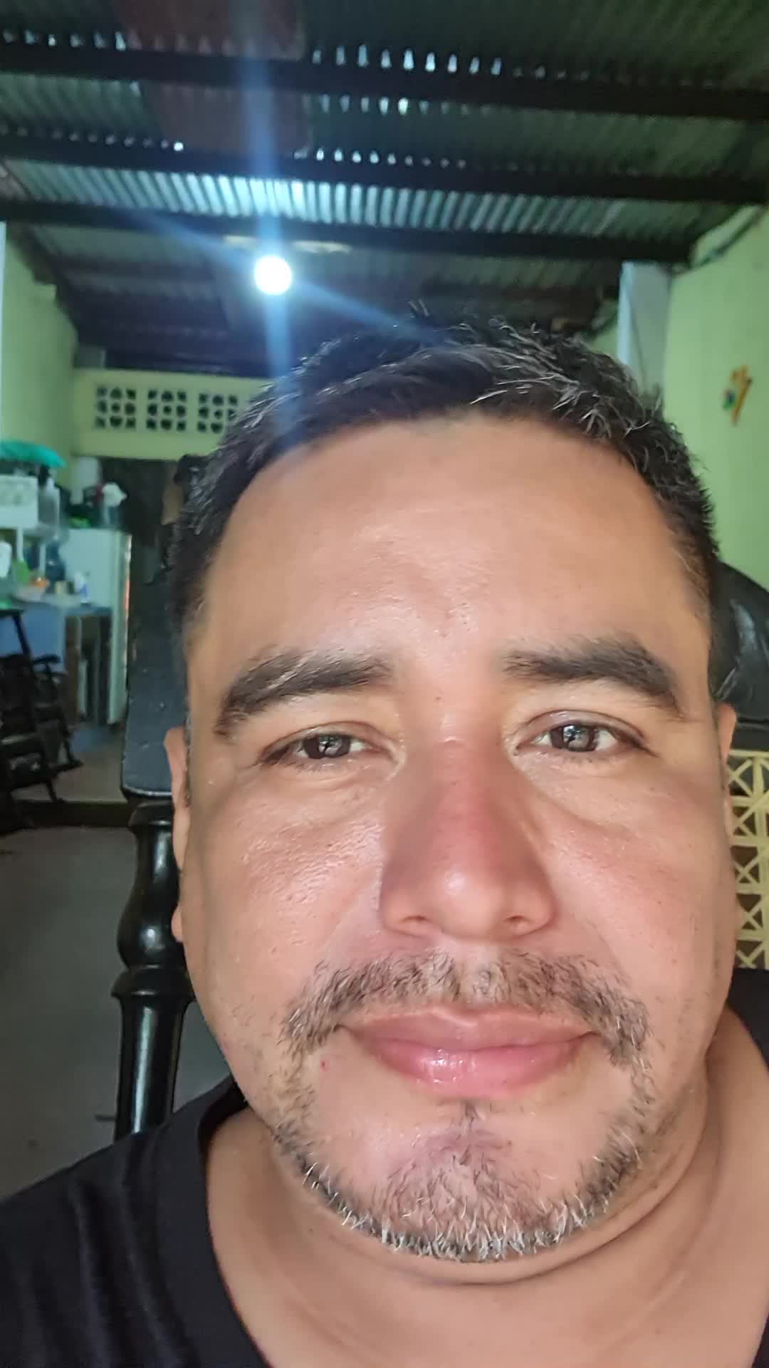Trabajo  de mesero y tengo 2 año de aminstracion
