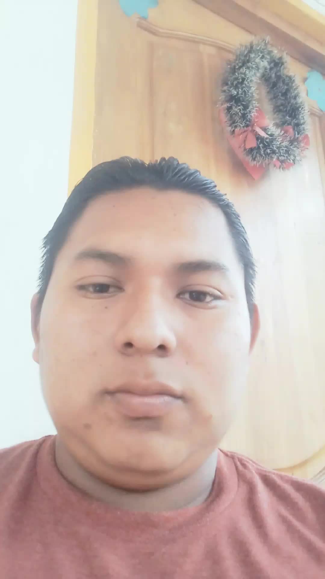Busco empleo como asesor de servicio al cliente.