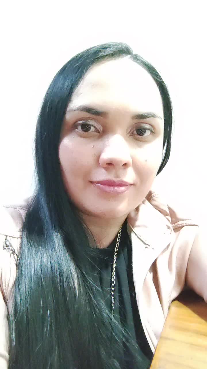 Agente de servicio al cliente y asesora comercial
