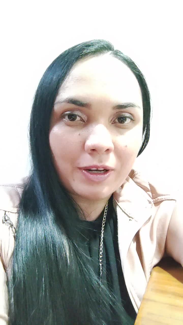 Agente de servicio al cliente y asesora comercial