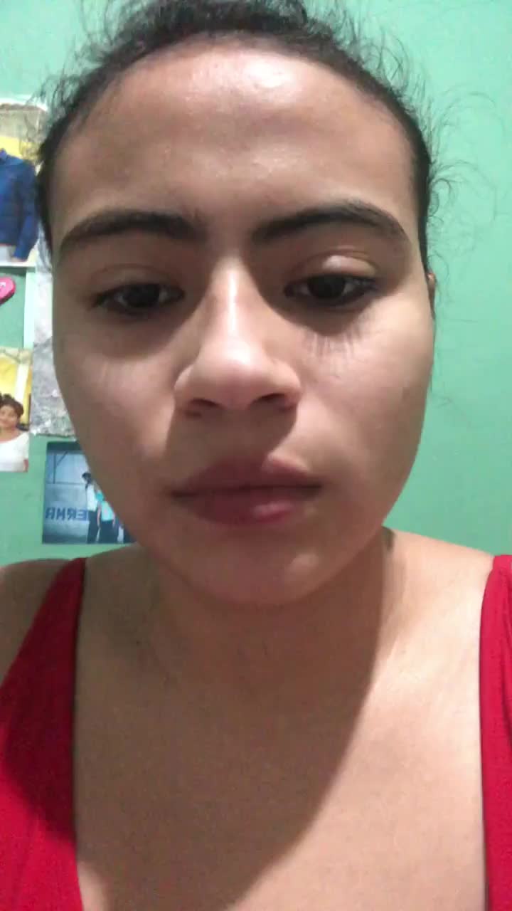 Busco trabajo de mesera, modelo.