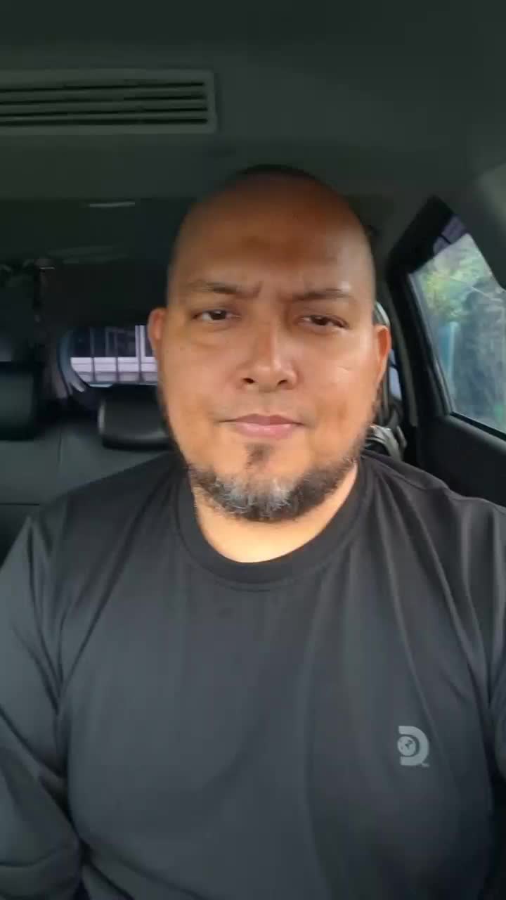 Licenciado en Diseño Gráfico, Especialista en Docencia Superior y actualmente culminando una Maestría en Representación Gráfica con énfasis en Diseño Gráfico.