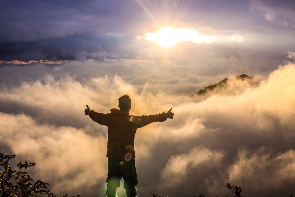 Achieving enlightenment makes you stand above the clouds