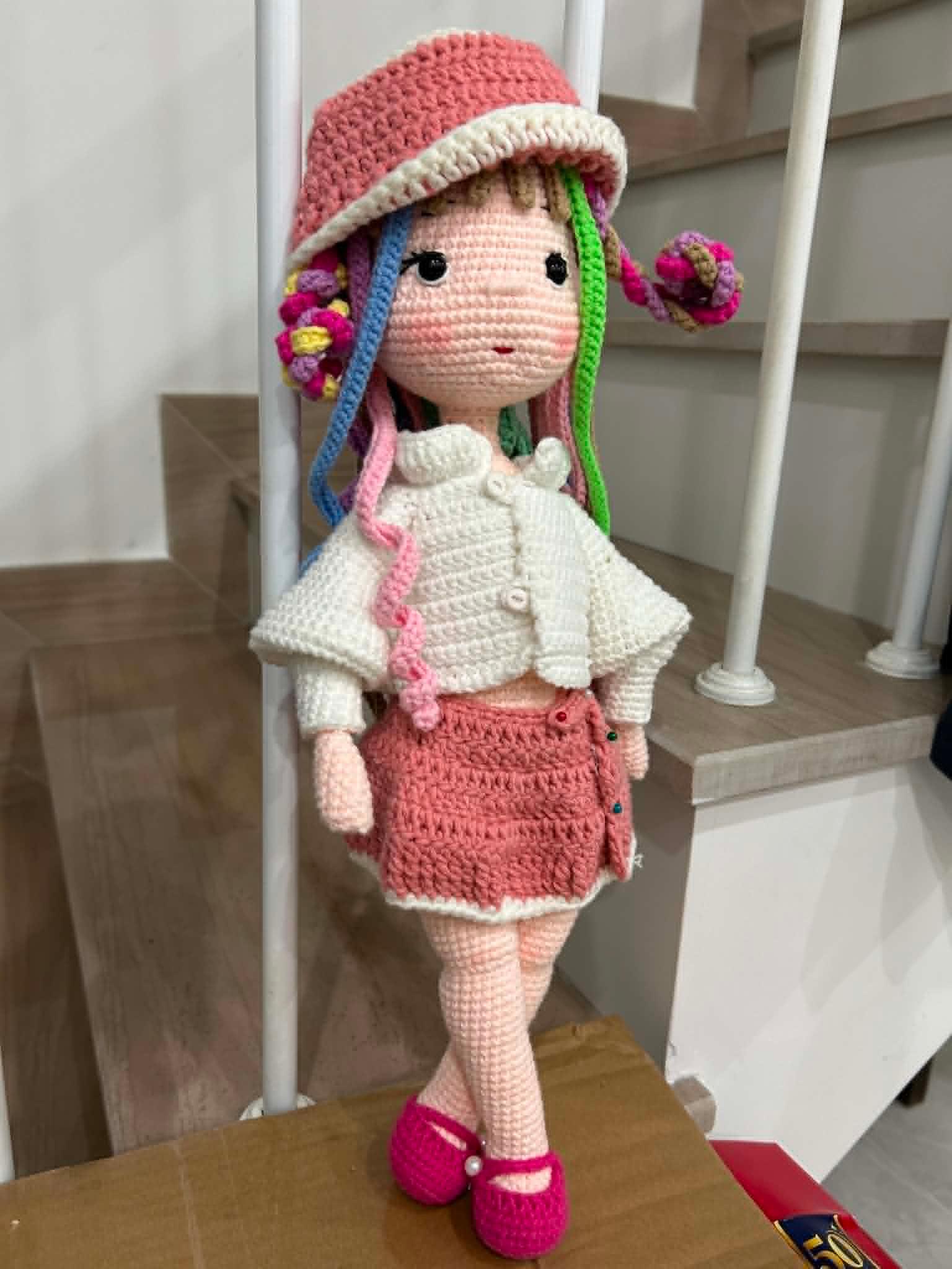 Búp bê tóc cầu vồng đội nón vành