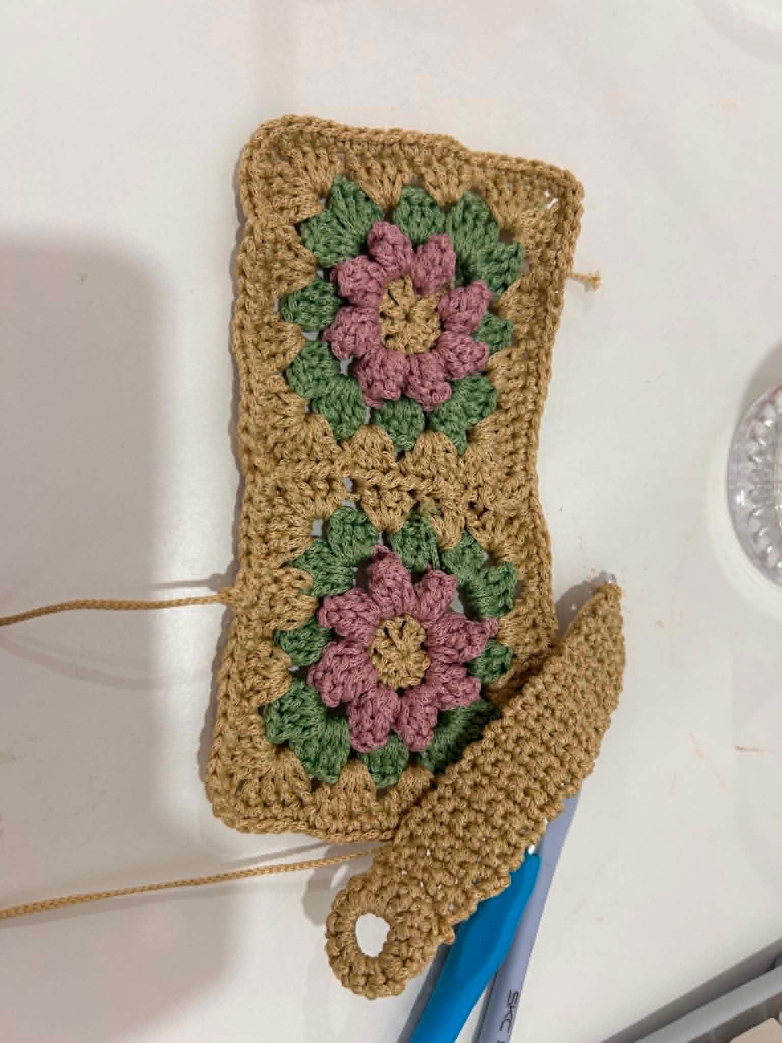 Tấm hoa granny square làm nắp túi (đang móc dở)