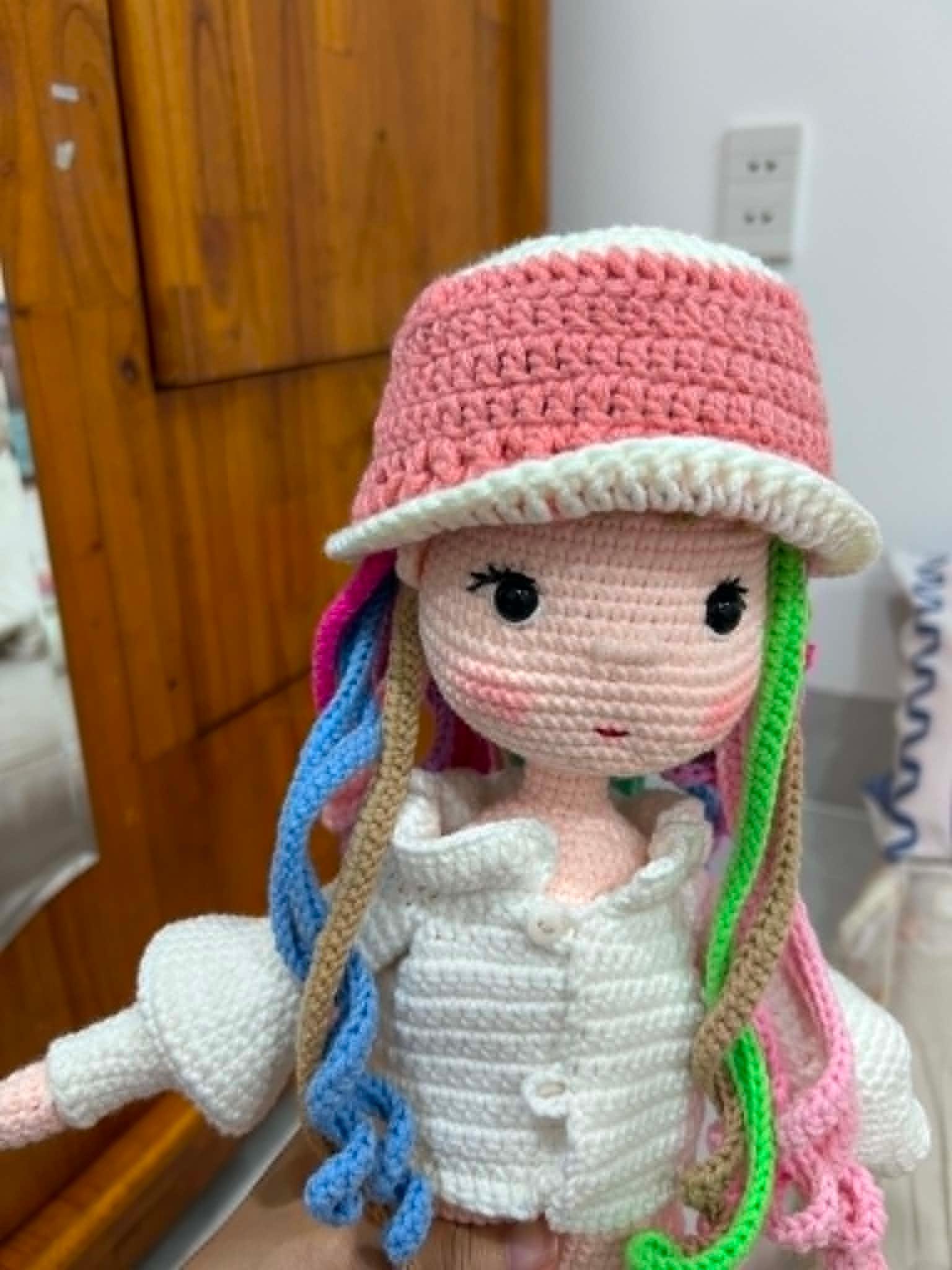 Búp bê tóc cầu vồng đội nón vành