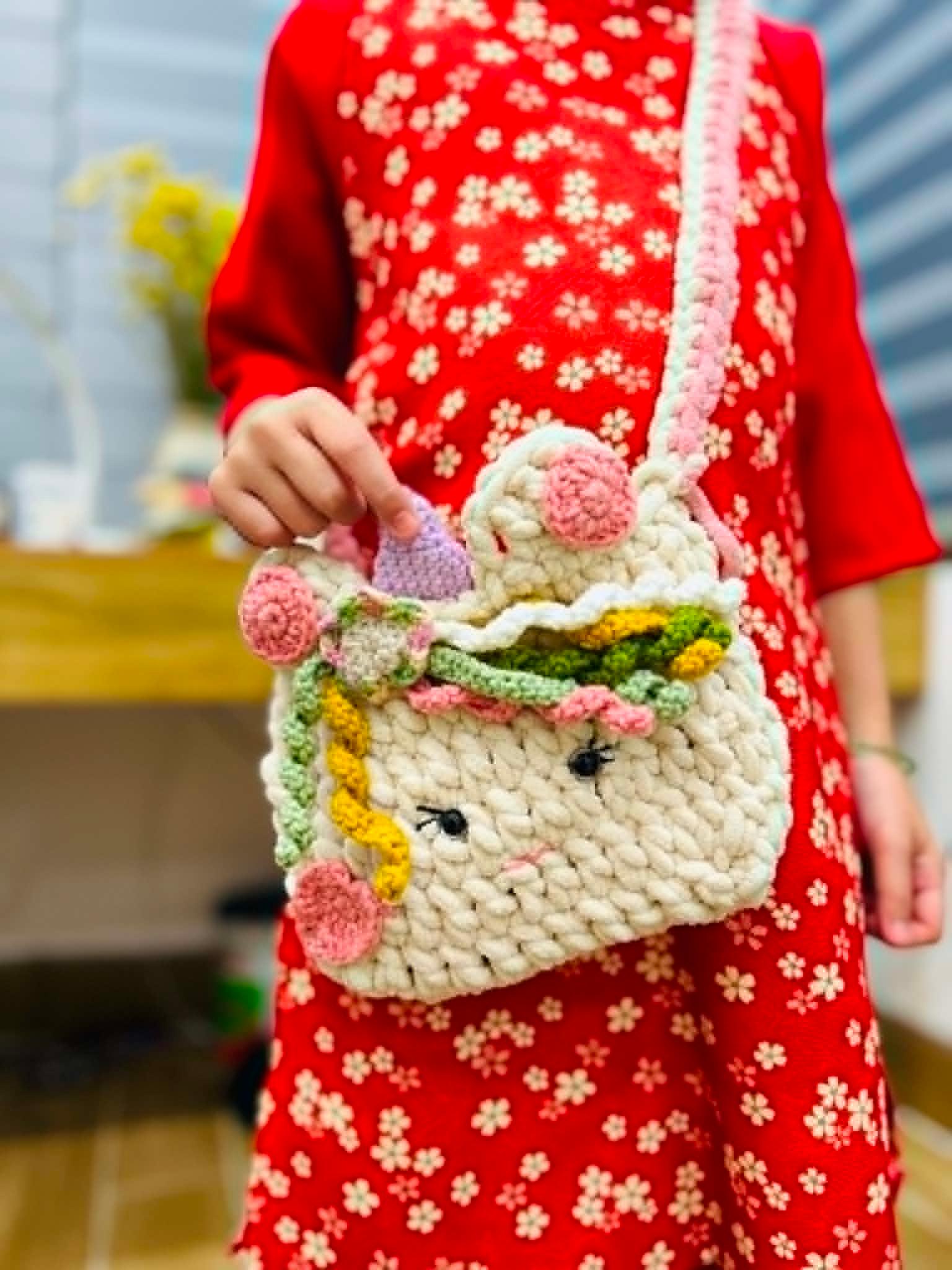 Túi đeo chéo mặt cười viền hoa cầu vồng