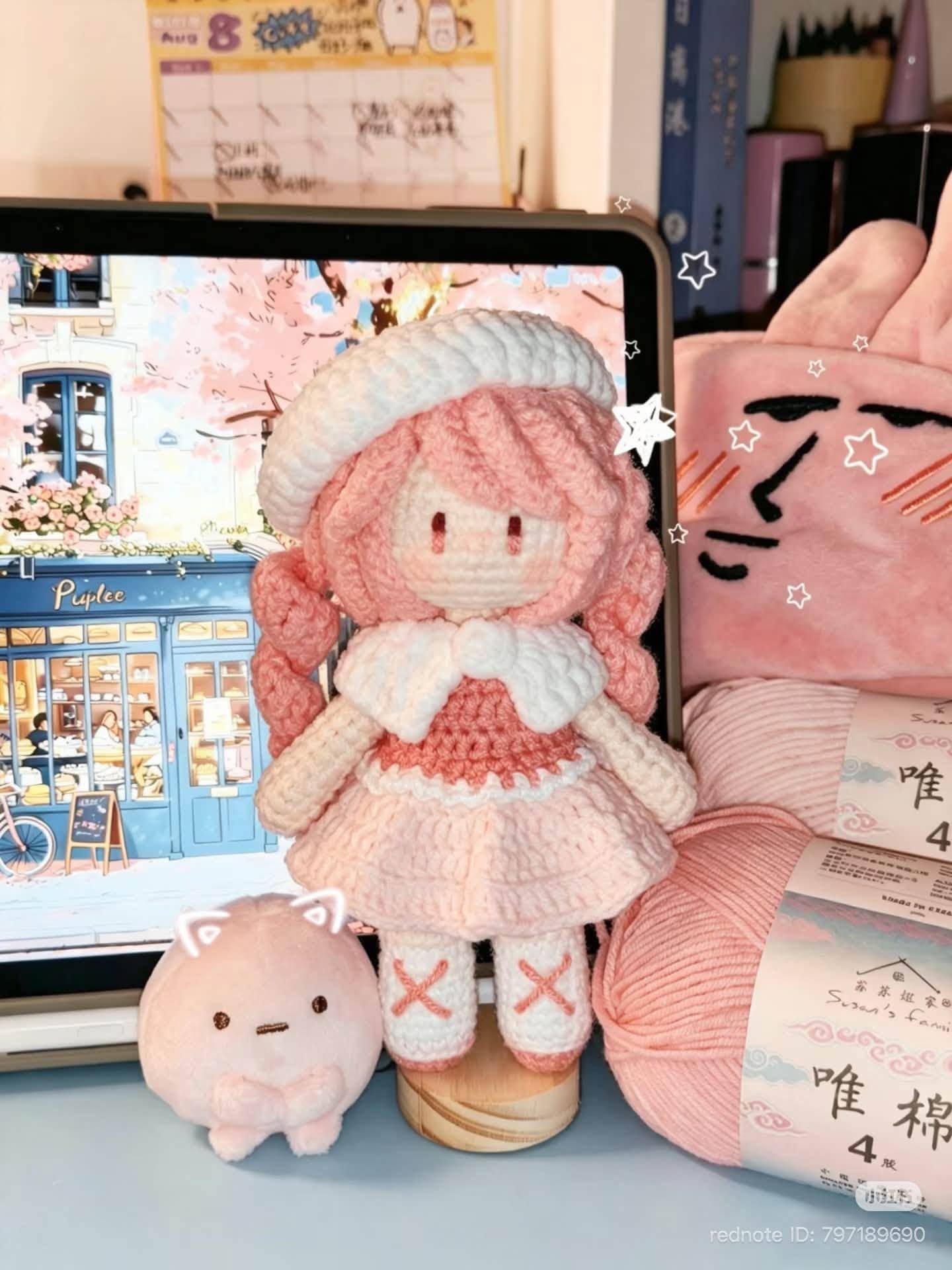 Búp bê tóc hồng mũ nồi