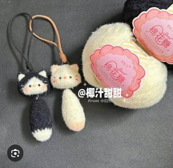Cặp móc treo mèo đen & mèo kem