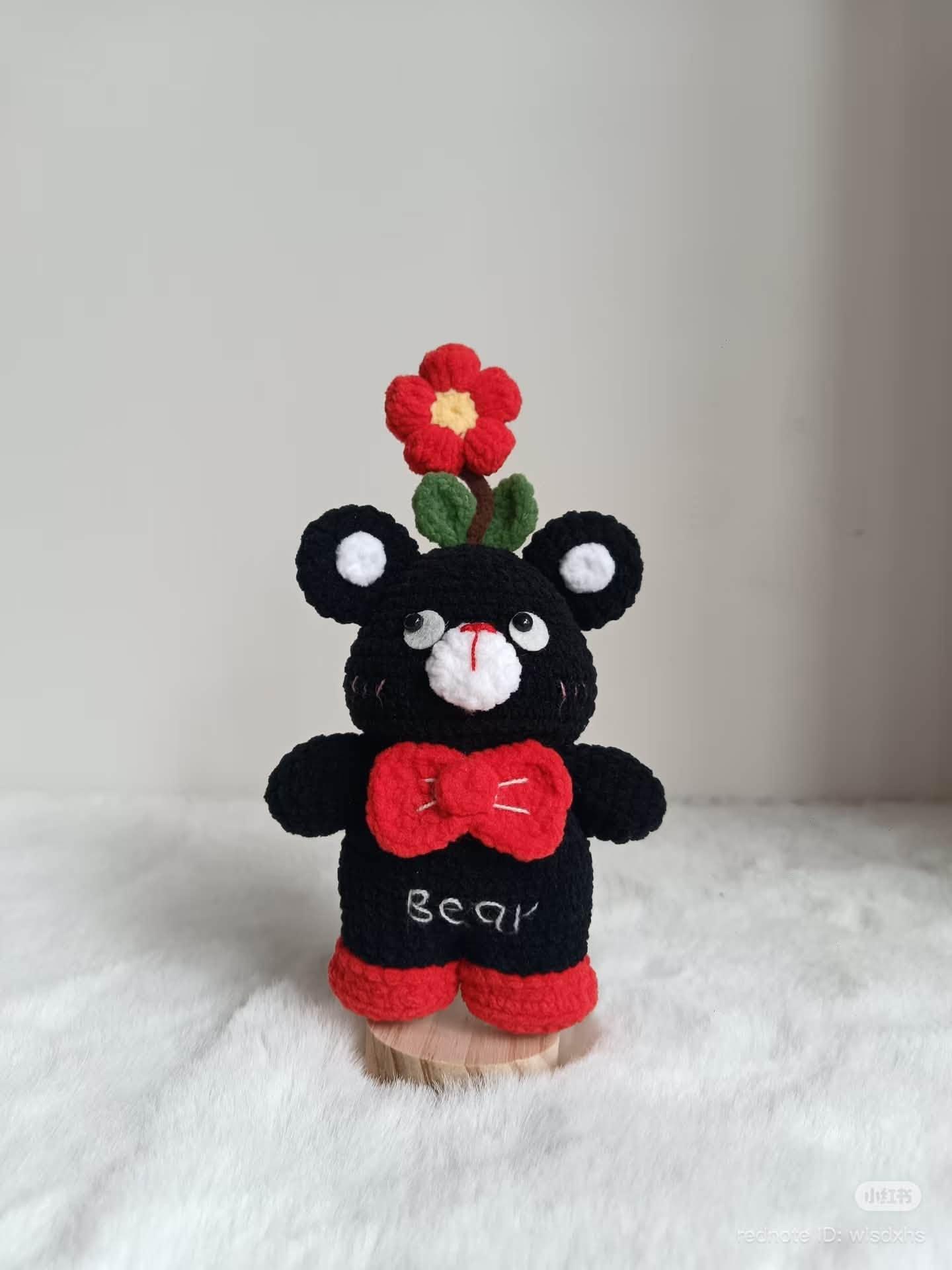 Gấu đen cài hoa