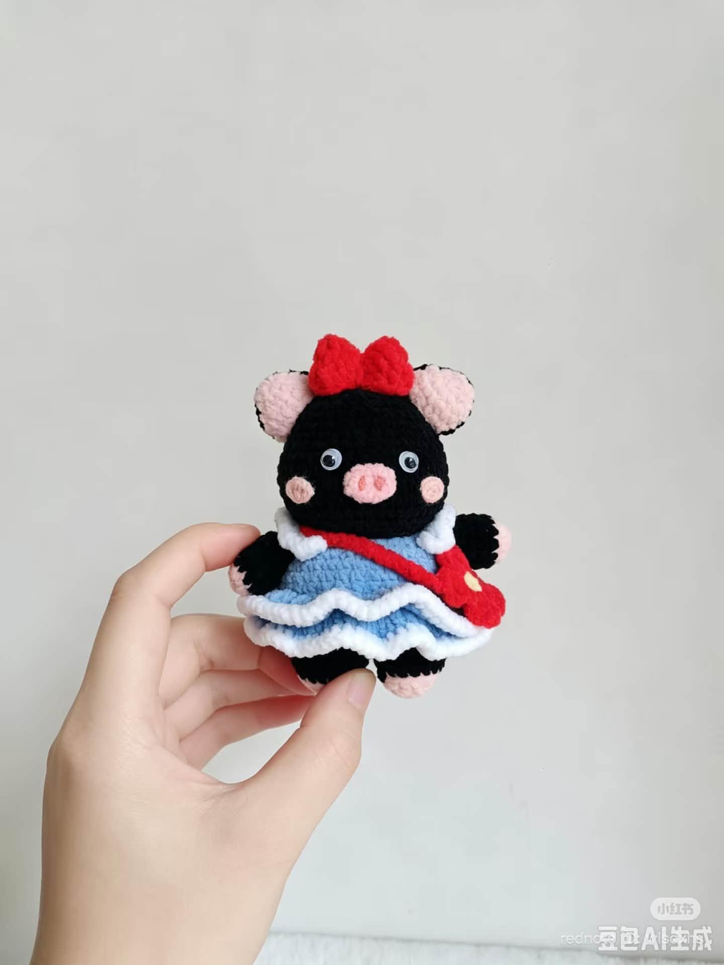 Heo đen váy xanh nơ đỏ