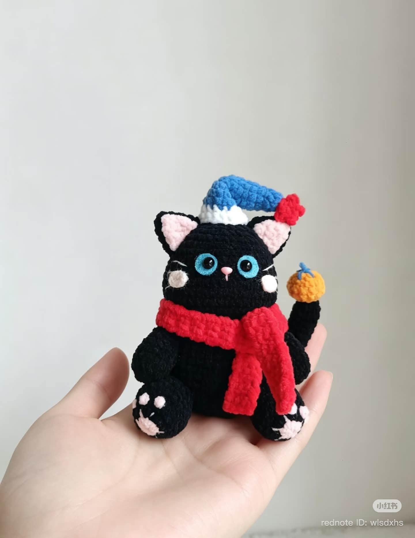Mèo đen mũ đỏ Giáng Sinh