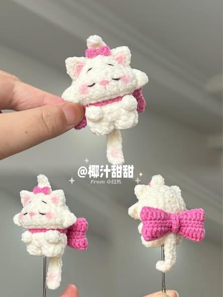 Mèo trắng nơ hồng đuôi cong