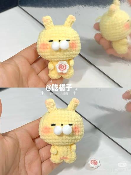 Móc khóa thỏ vàng cầm hoa