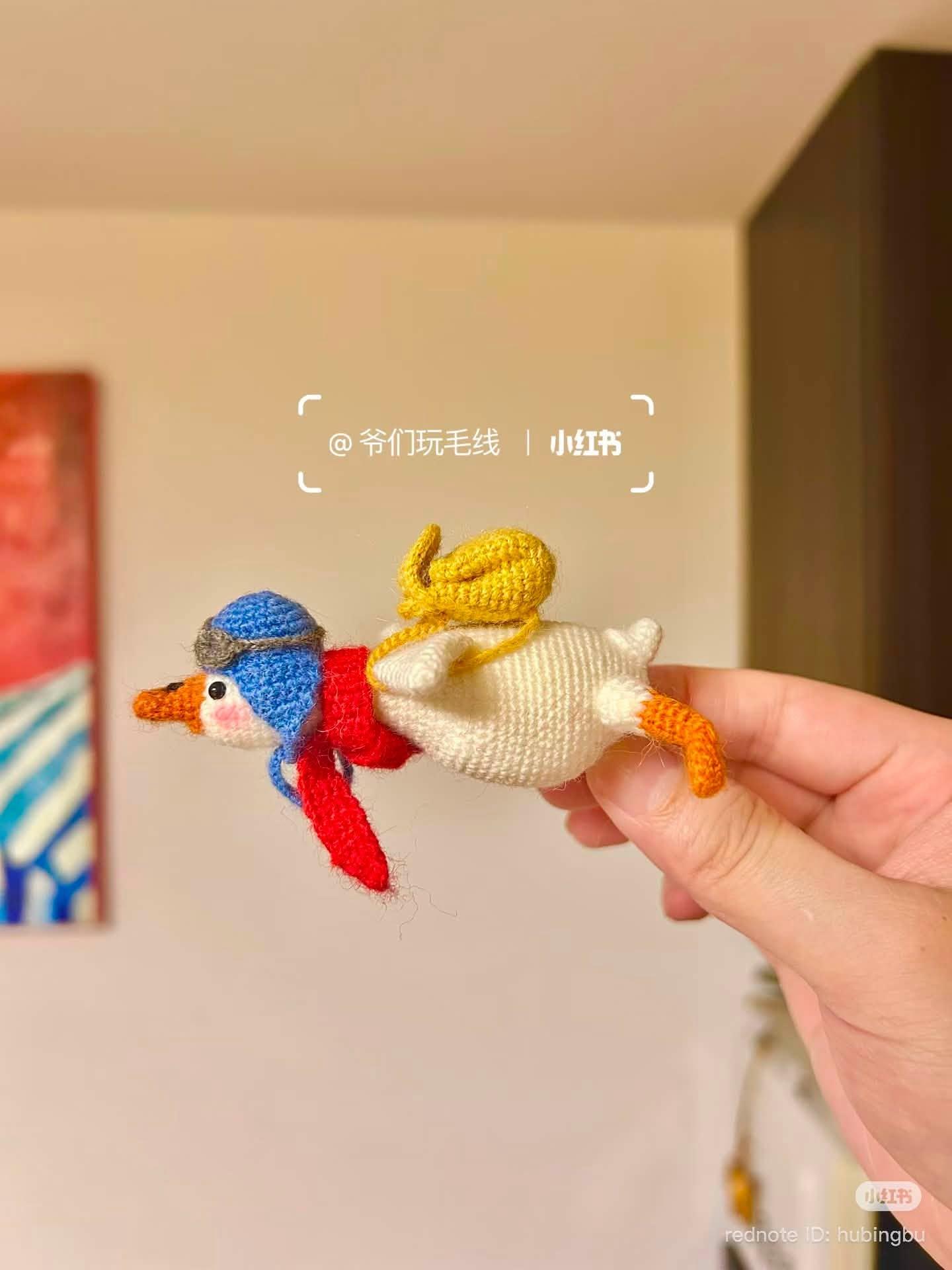 Vịt phi công mũ dạ khăn đỏ