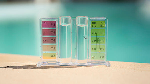 A liquid reagent water test showing no chlorine reading.
