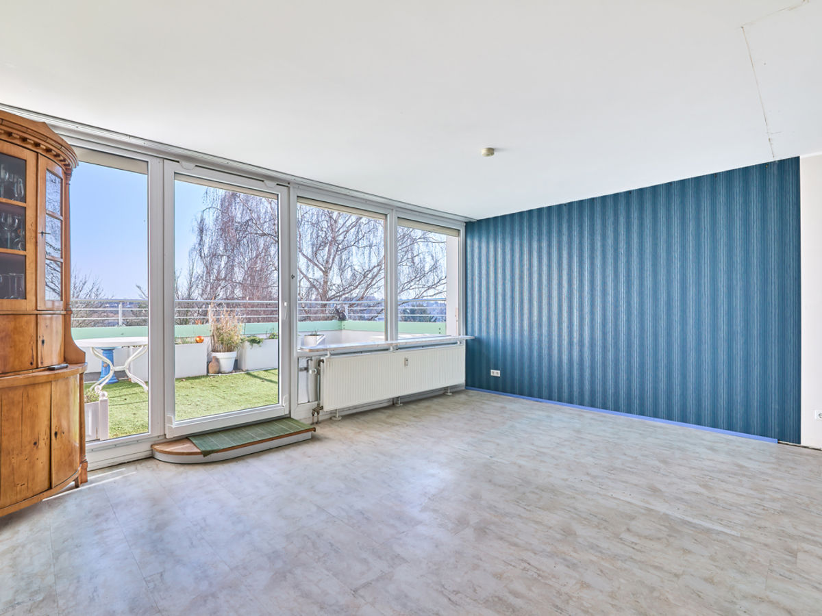 Wohnraum mit Zugang zur großen Terrasse