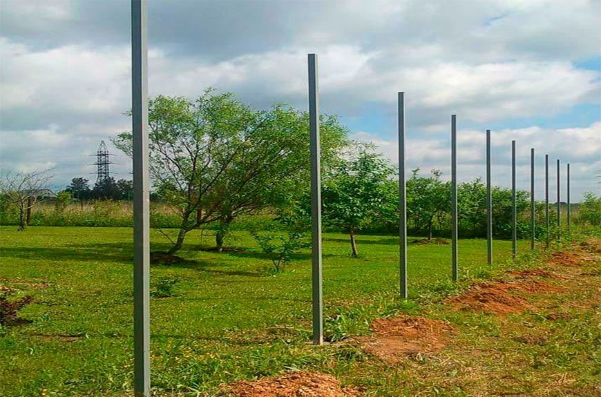 Преимущества металлических столбов для забора