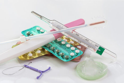 As mulheres ainda são responsabilizadas pelos cuidados contraceptivos e têm o corpo mais exposto à intervenção científica. (Fonte: JPC-PROD/Shutterstock)