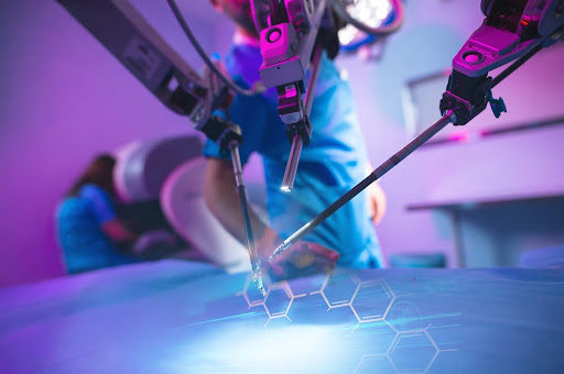 Uso de robôs na medicina pode crescer 30% ao ano, diz a Sociedade Brasileira de Cirurgia Minimamente Invasiva e Robótica (SOBRACIL). (Fonte: Shutterstock)