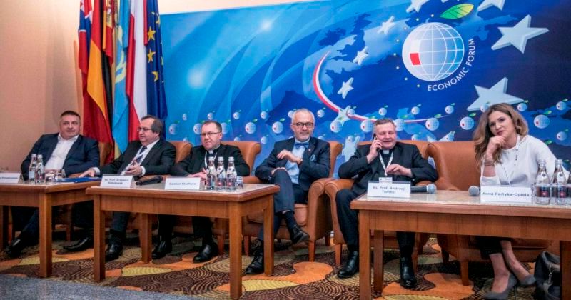 Etyka w biznesie: człowiek czy pieniądze? - relacja z debaty