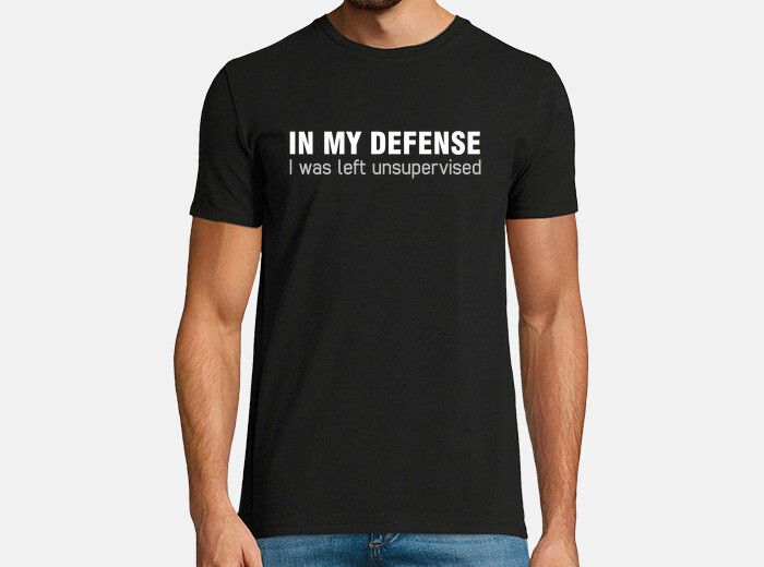 tshirt che dice "In my defense, I was left unsupervised"