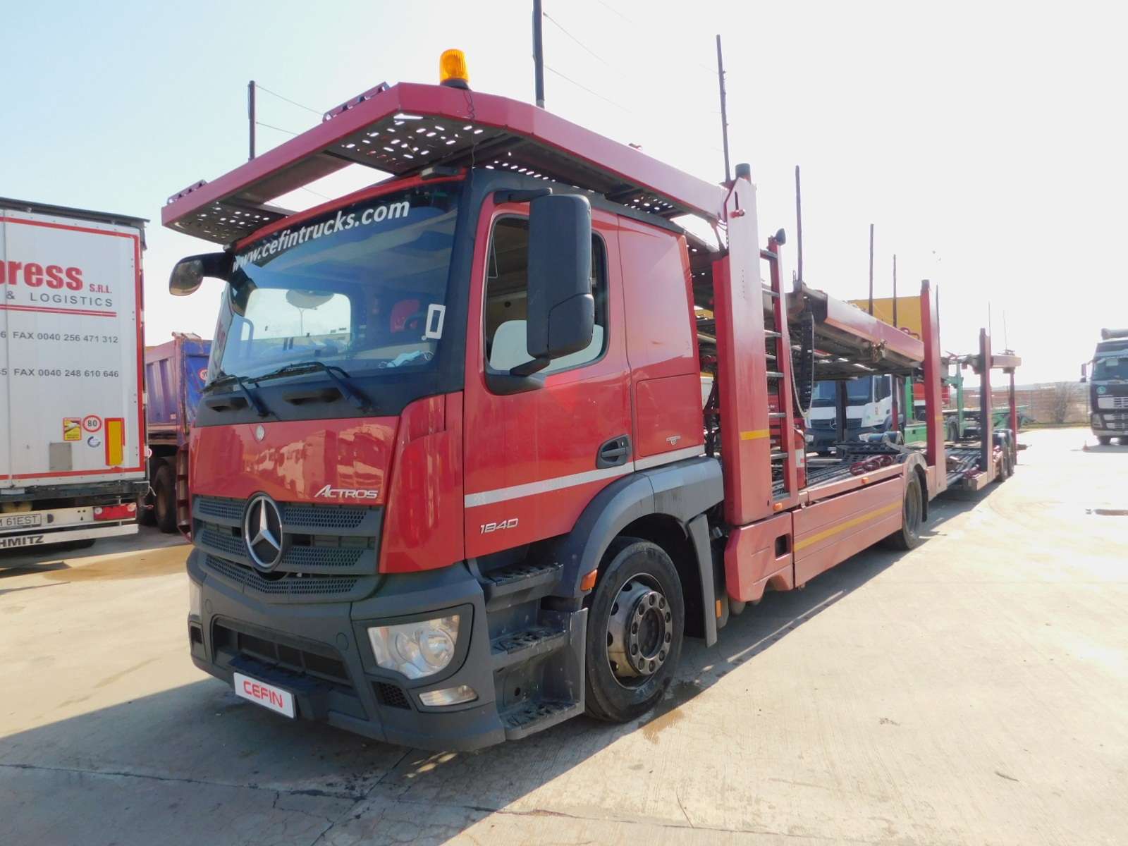 Camion Mercedes-Benz Actros SIVA au 1:32 avec radio en 40 MHz. Rouge.