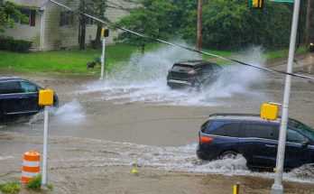 Mobil menerjang banjir