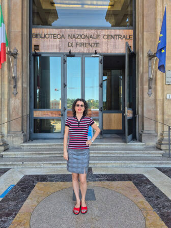 Nicoleta-Roxana Dinu in front of the Central National Library of Florence
