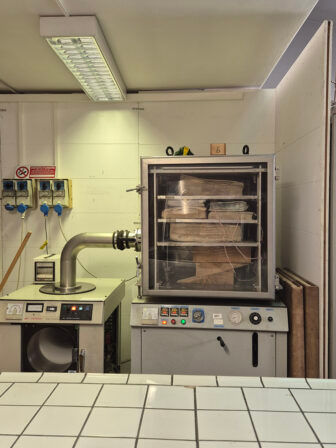 Vacuum drying machine for books, Restoration Center