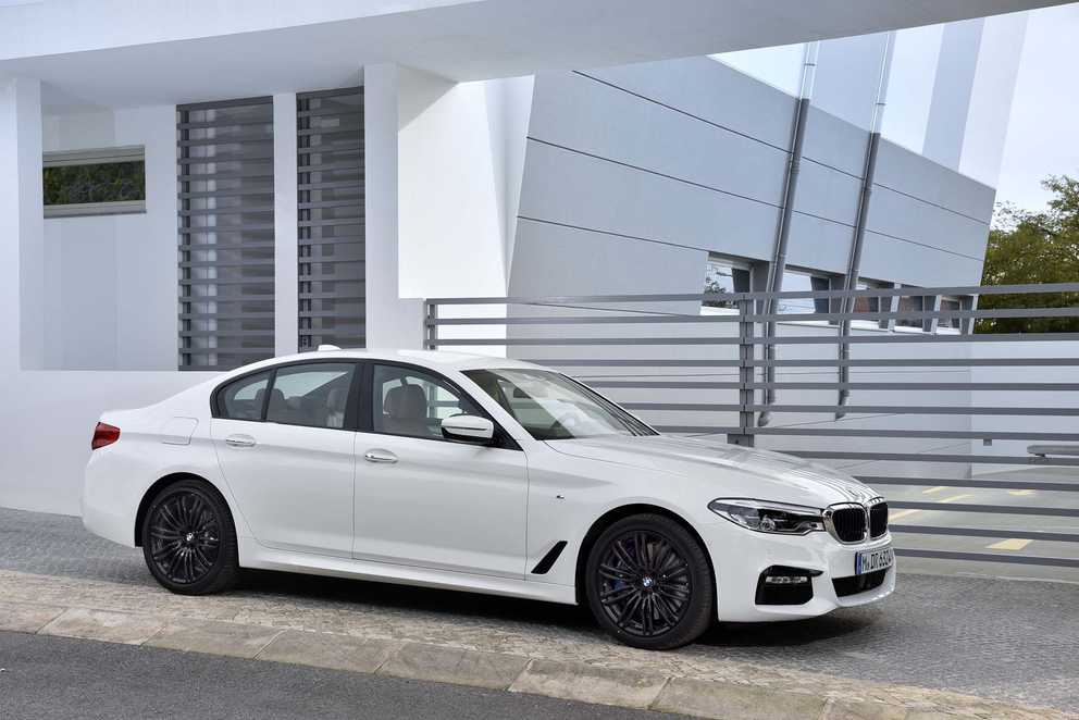 2017 Bmw 540i M Sport Exterior Side And Front Gallery Photo 30 Of 35