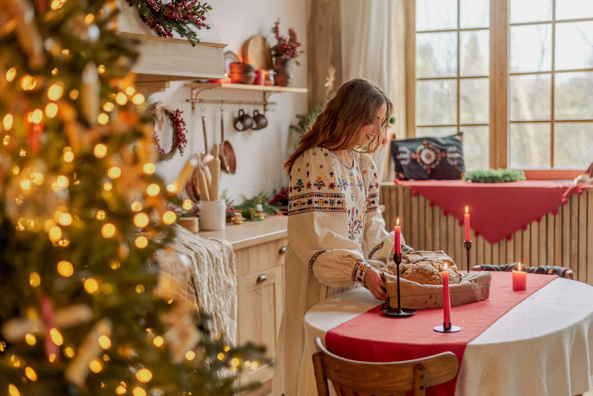 Cây thông Noel lung linh trong không gian ấm áp