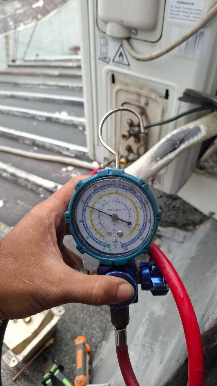 Pemeriksaan tekanan refrigeran AC menggunakan manifold gauge