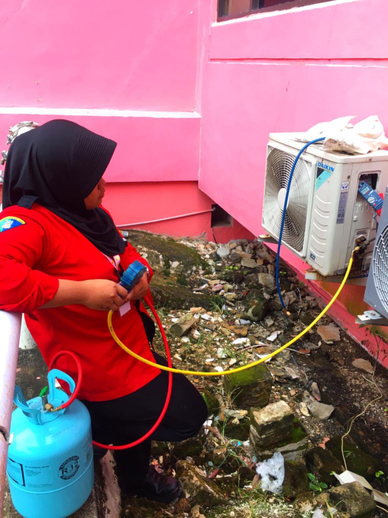Pemeriksaan sistem refrigeran AC di Palembang