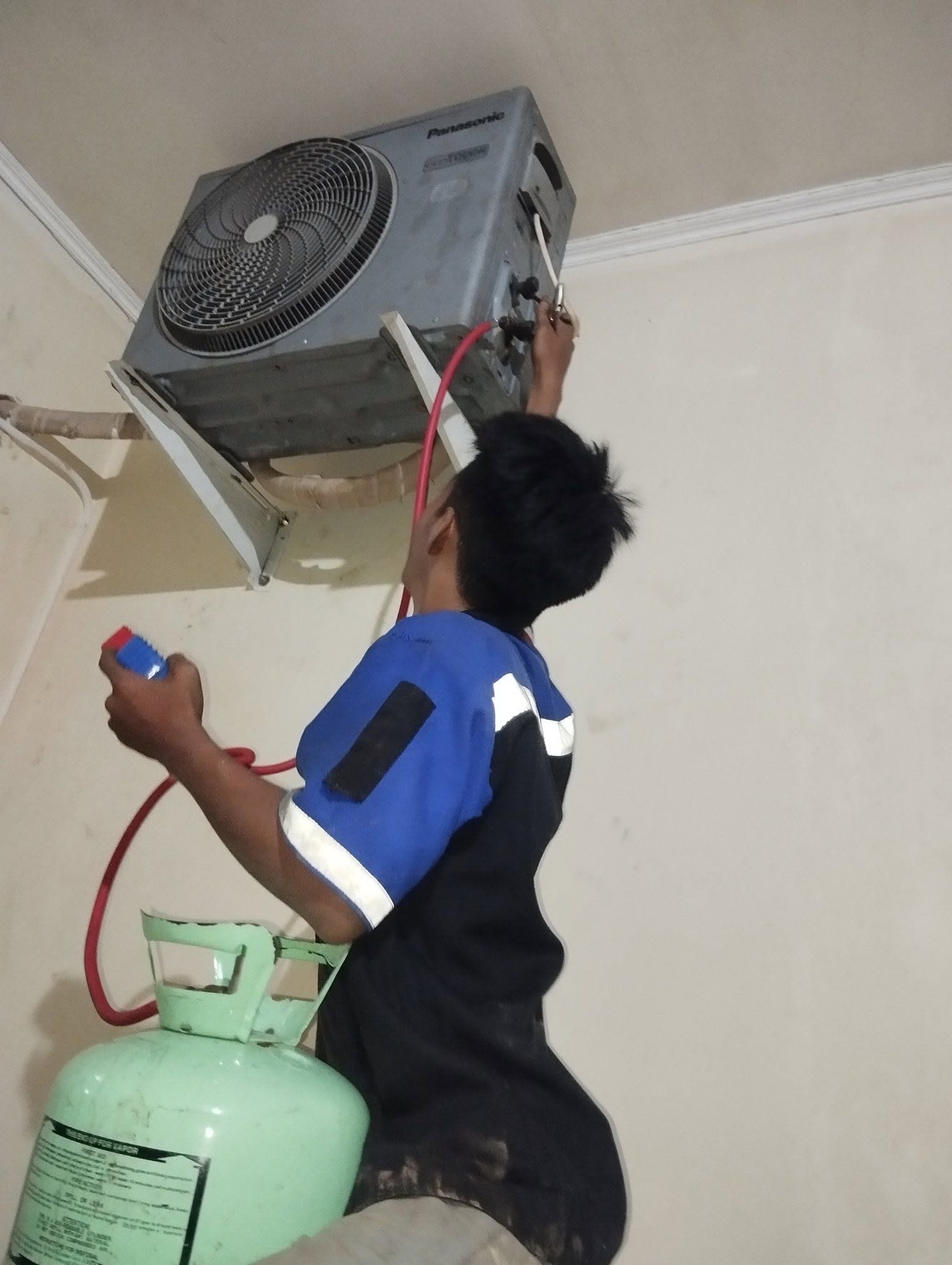 Pengisian refrigeran sesuai spesifikasi AC