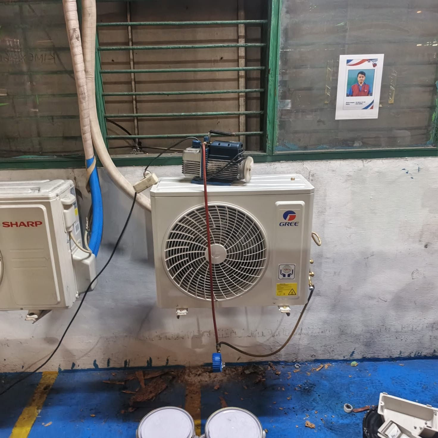 Memeriksa dudukan indoor AC