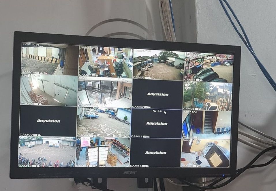 Teknisi BOS CCTV melakukan pengecekan DVR