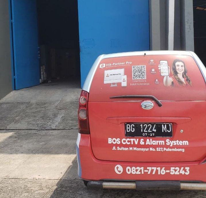Proses pemasangan CCTV di SD Negeri 08 Ilir Barat I Palembang